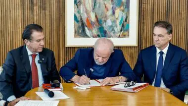 Lula assina decreto que muda regras para vales refeição e alimentação. Justiça já derrubou medidas para duas empresas.