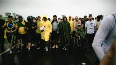 Nikolas Ferreira discursa na "caminhada da liberdade". PRF emitiu nota apontando riscos para a ação.