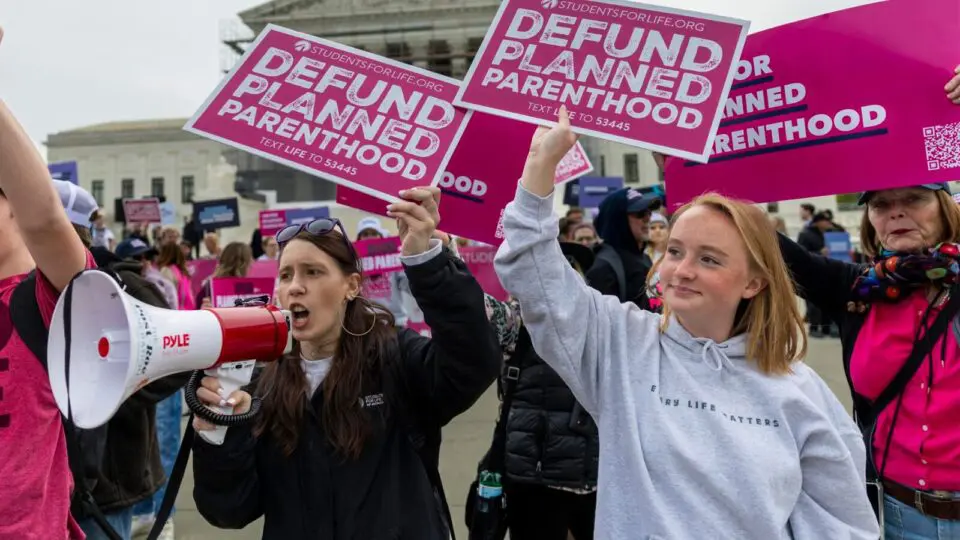 Ativistas contra o aborto durante manifestação em frente à Suprema Corte dos Estados Unidos, em abril de 2005.