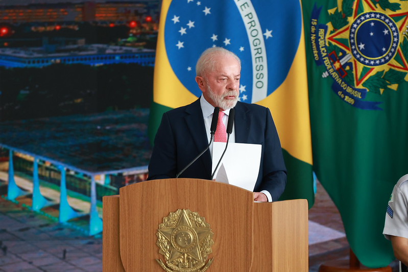 Em ano eleitoral, Lula muda regra e municípios terão impacto estimado em R$8 bilhões com reajuste de professores.