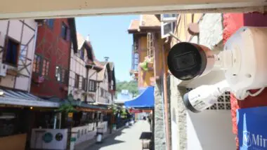 Câmeras com reconhecimento facial em Blumenau, empregadas na vigilância da Oktoberfest de 2025