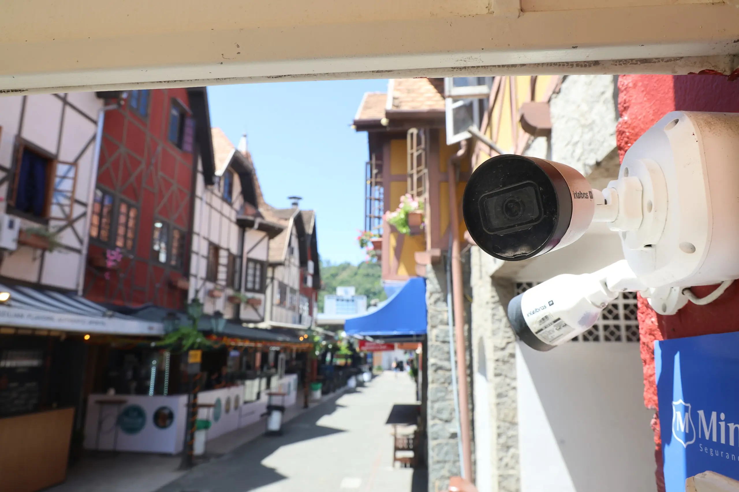 Câmeras com reconhecimento facial em Blumenau, empregadas na vigilância da Oktoberfest de 2025