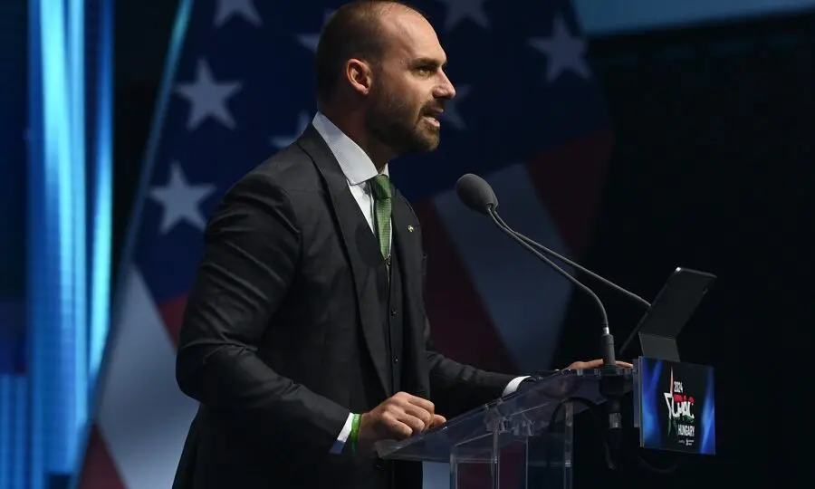 Eduardo Bolsonaro está nos Estados Unidos e enfrenta acusações no STF.