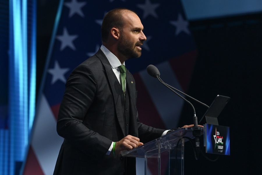 Eduardo Bolsonaro está nos Estados Unidos e enfrenta acusações no STF.