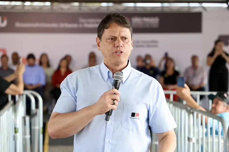 Governador paulista discursa em entrega de obras do CDHU. Para Eduardo, ex-ministro era desconhecido até ser nomeado por Bolsonaro.