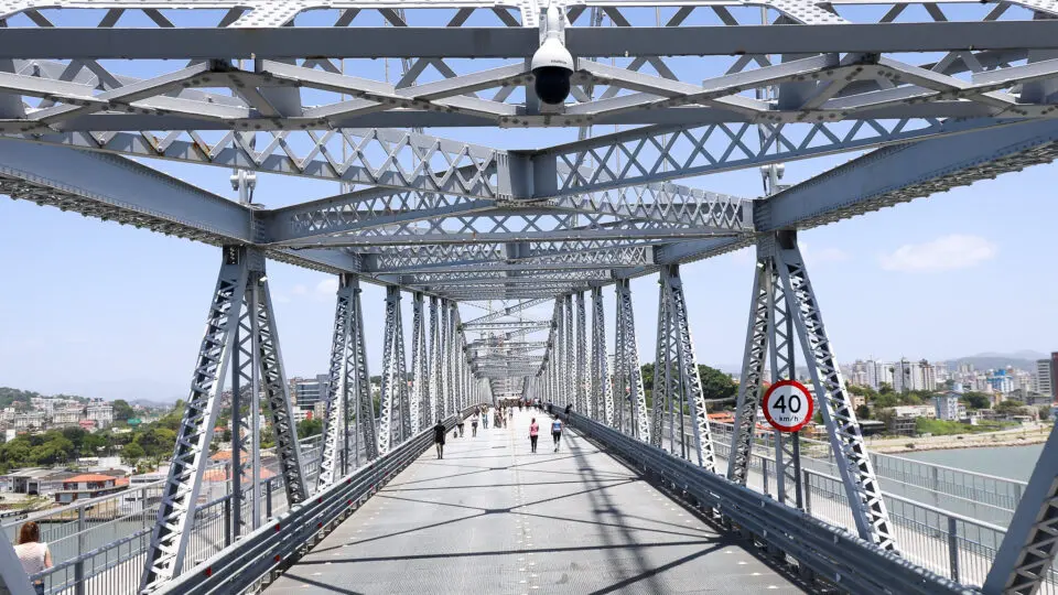 Câmera de vigilância na Ponte Hercílio Luz, em Florianópolis.
