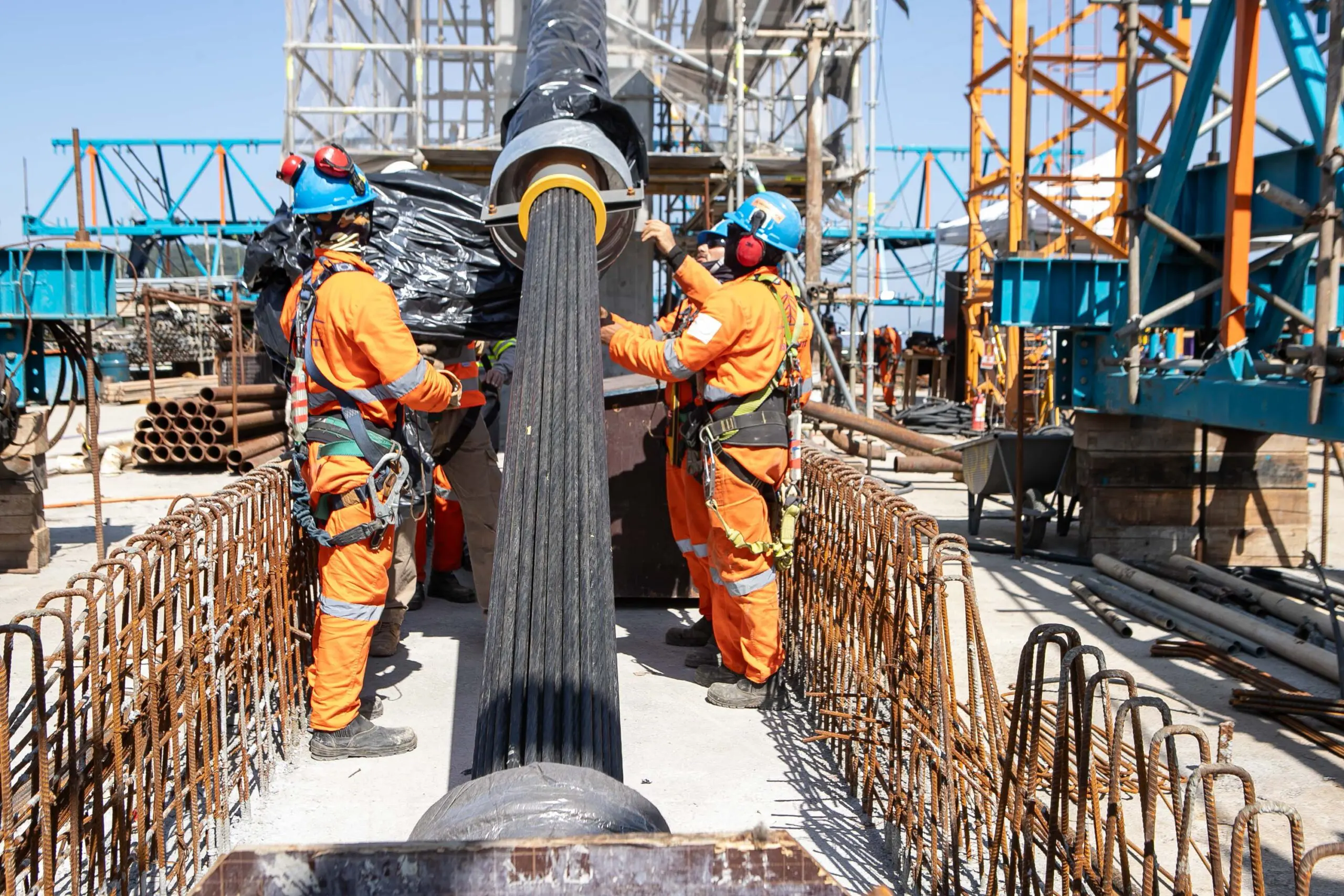 Trabalhadores em ação na construção da Ponte de Guaratuba, conectando Guaratuba a Matinhos e impulsionando o desenvolvimento urbano e imobiliário do litoral.