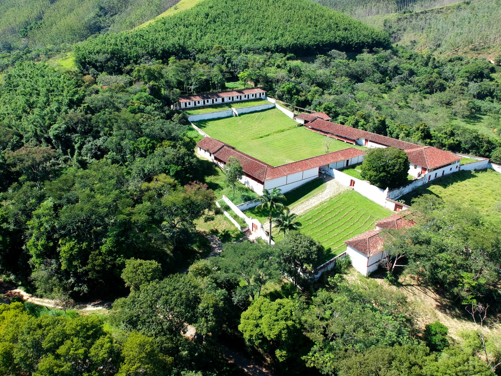 Projeto do governo federal propõe concessão da Fazenda Pau D’Alho para hotel de luxo, gera críticas de moradores e reacende debate sobre preservação histórica e turismo.