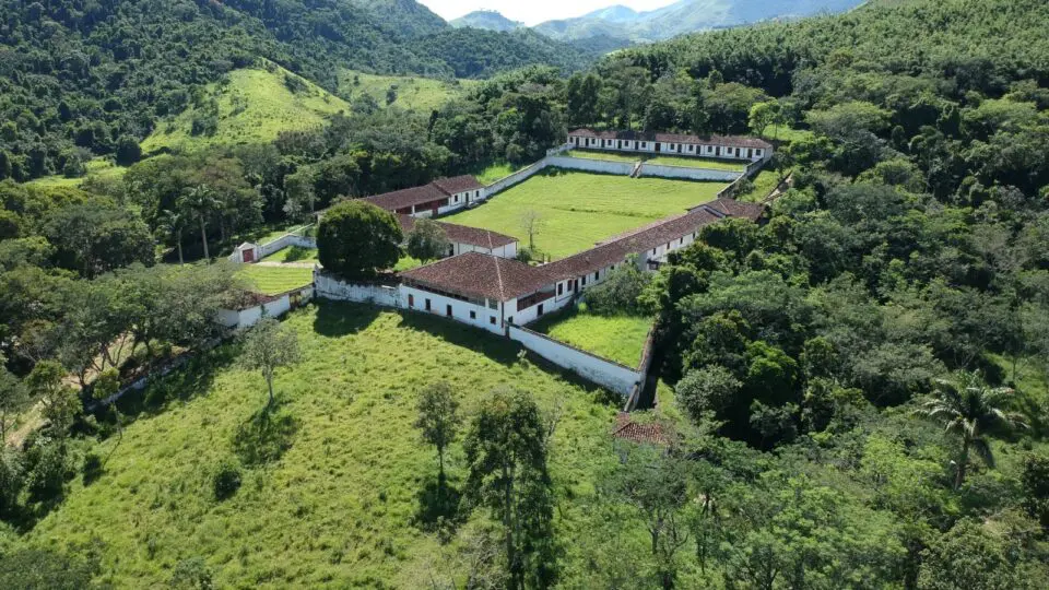 Instituto Pau D’Alho critica concessão da fazenda, aponta falta de infraestrutura local e alerta para riscos ao patrimônio histórico e à memória da escravidão.
