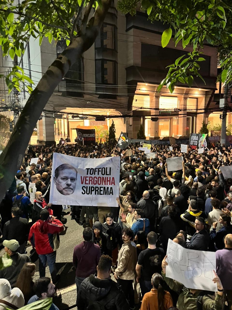 Manifestação diante do Master grita Fora, Toffoli e pede delação