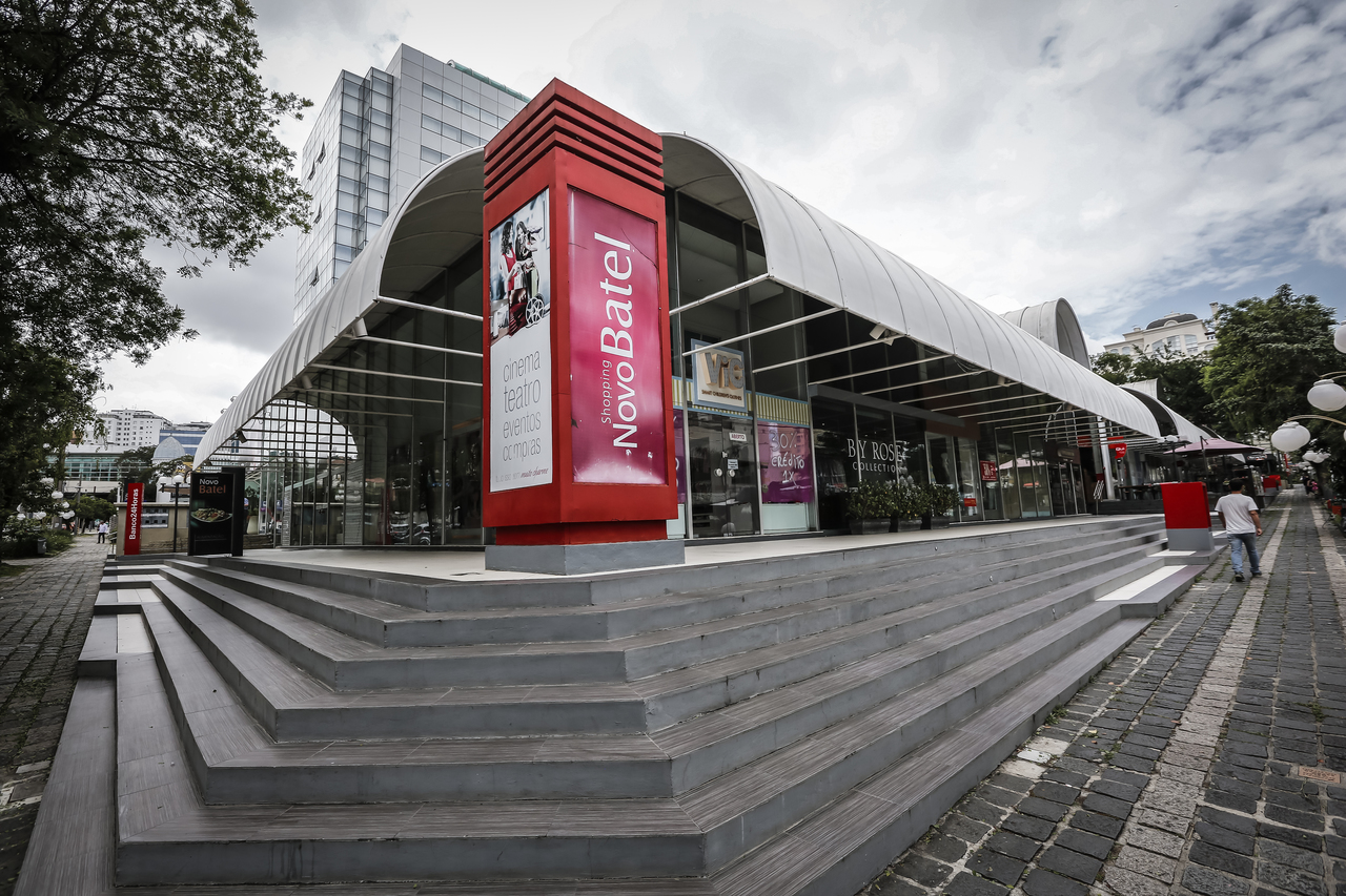 Símbolo de um modelo urbano dos anos 1990, o Shopping Novo Batel segue em funcionamento enquanto a Justiça analisa recursos pendentes.
