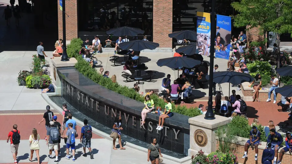 Campus da Kent State University nos Estados Unidos, onde os estudantes do American Academy podem vivenciar programas de verão e ampliar sua experiência internacional.