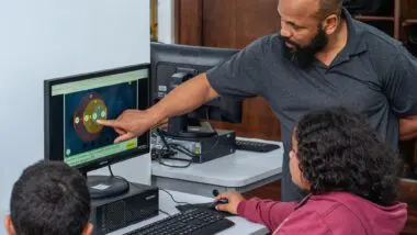 Com o curso técnico de IA, estudantes da rede estadual têm acesso, ainda no Ensino Médio, a conteúdos ligados à inteligência artificial e ao mundo do trabalho.