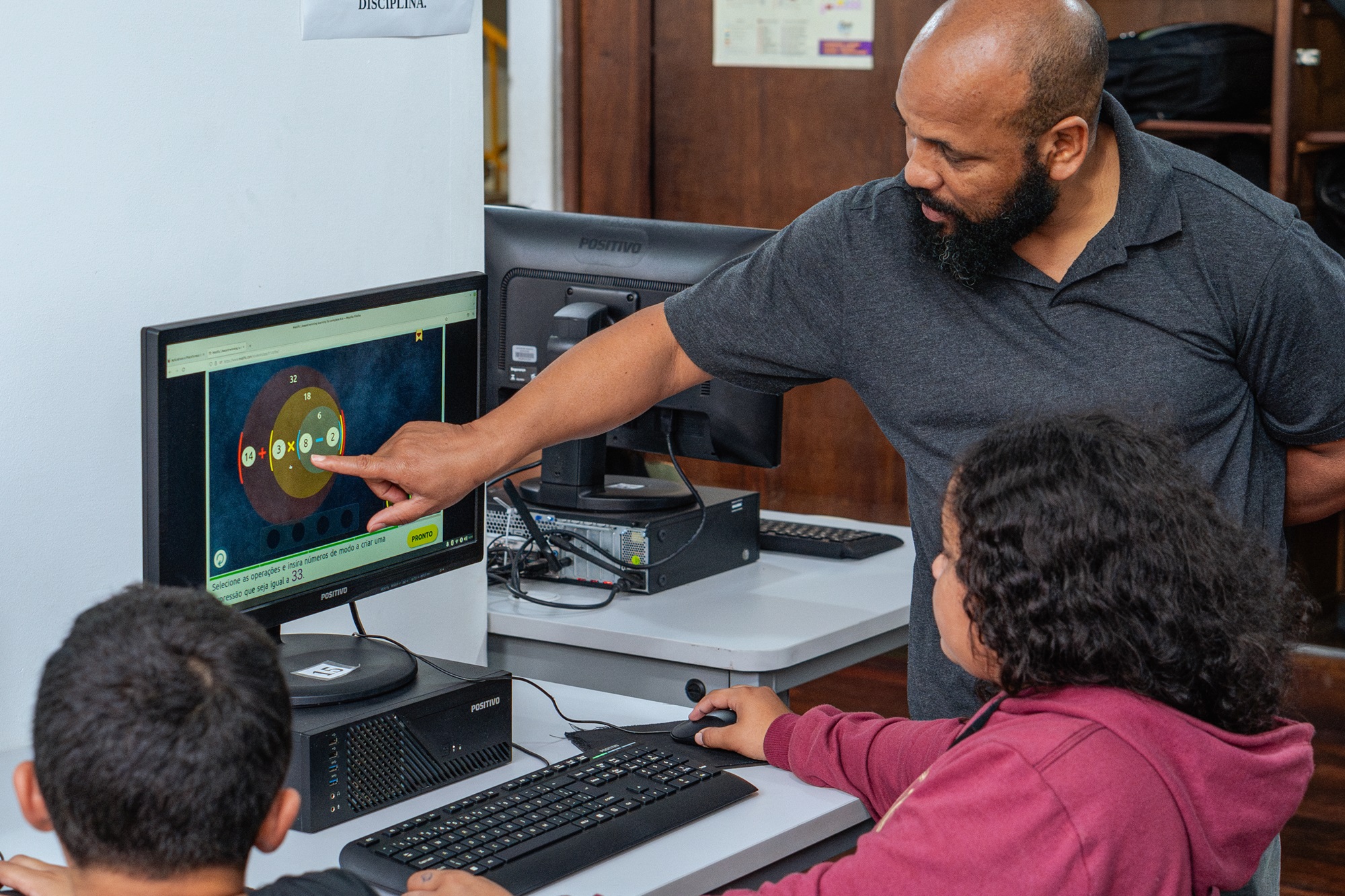 Com o curso técnico de IA, estudantes da rede estadual têm acesso, ainda no Ensino Médio, a conteúdos ligados à inteligência artificial e ao mundo do trabalho.