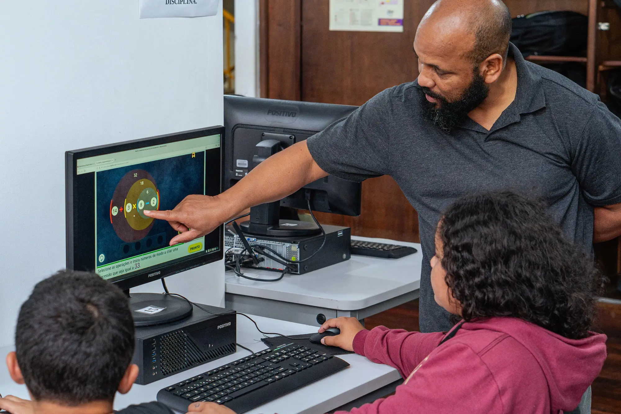 Com o curso técnico de IA, estudantes da rede estadual têm acesso, ainda no Ensino Médio, a conteúdos ligados à inteligência artificial e ao mundo do trabalho.