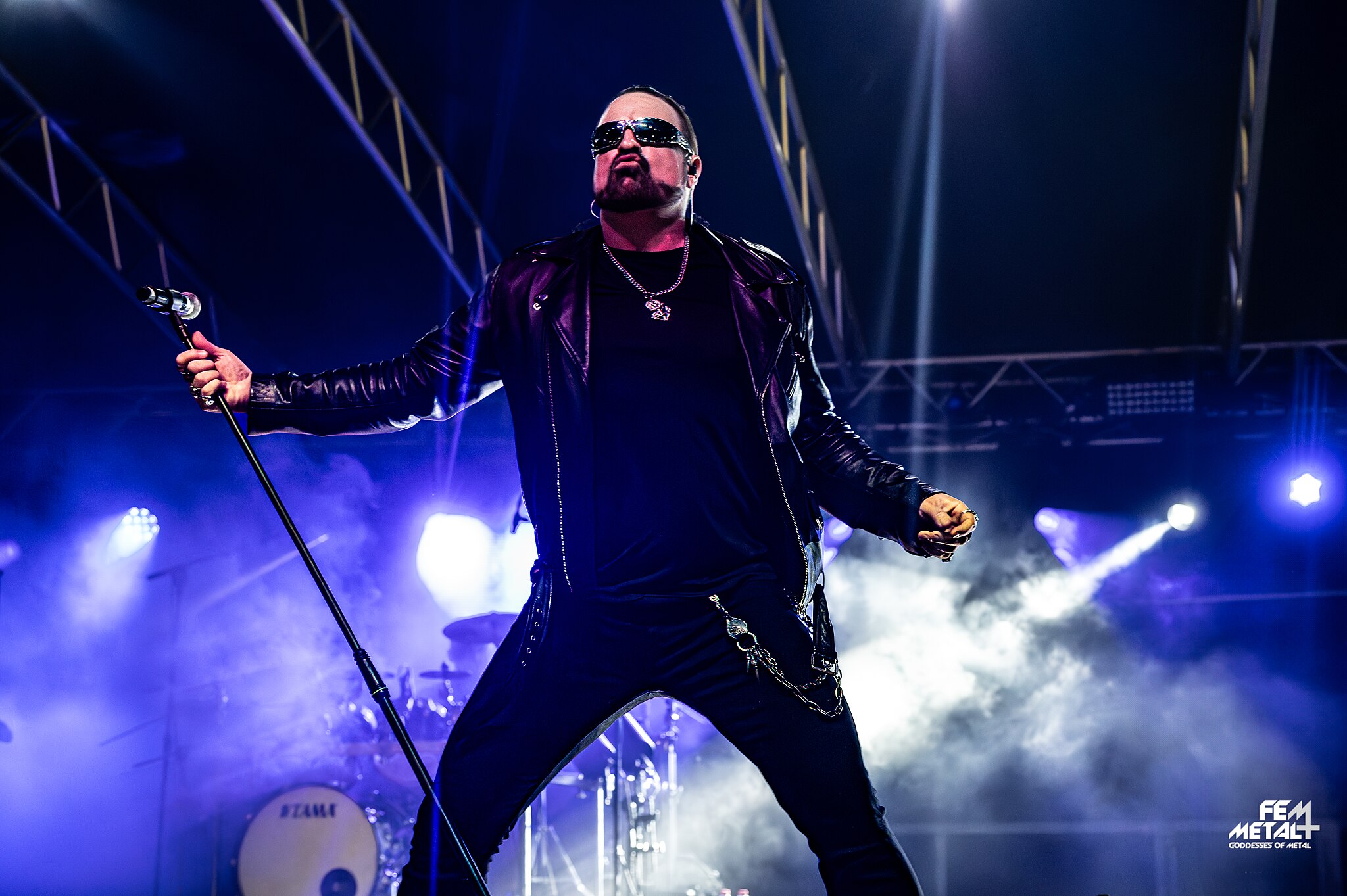 O vocalista Russell Allen, do Symphony X, em apresentação ao vivo na turnê que celebra os 30 anos da banda de prog metal. Foto: Dario De Marco/Wikimedia Commons