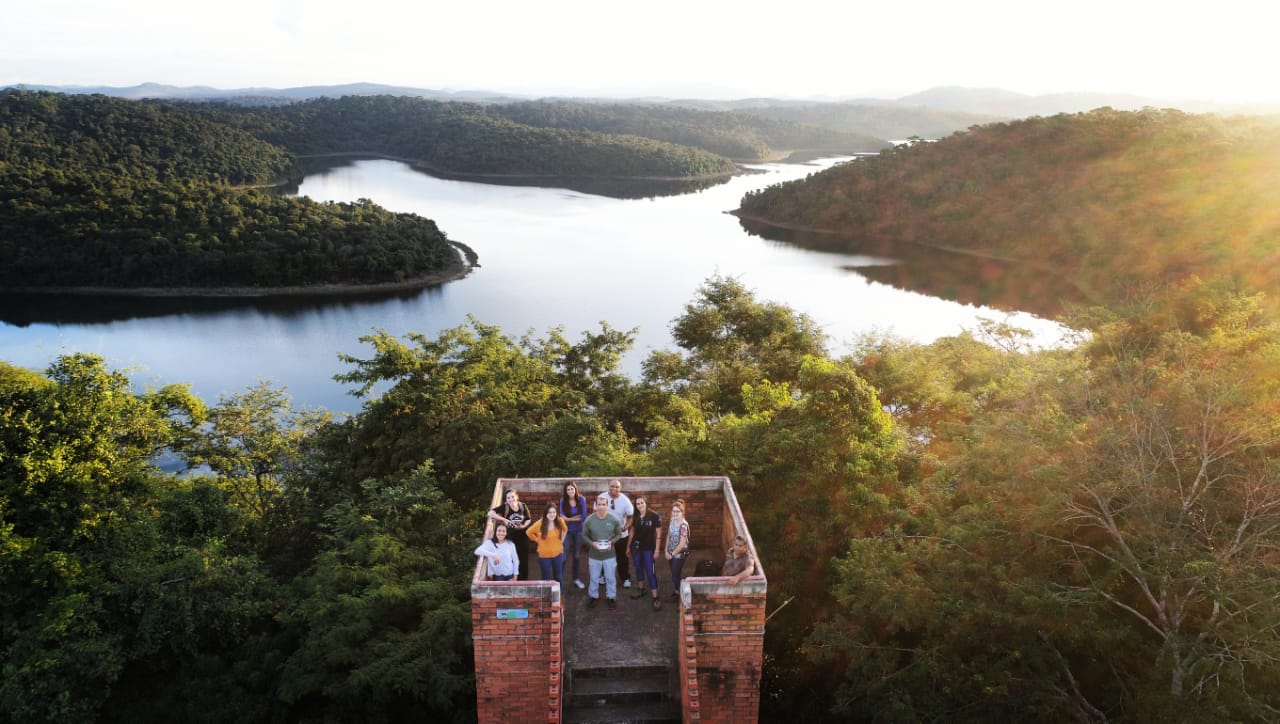 Equipe liderada pelo pesquisador Luiz Henrique Rosa, do Departamento de Microbiologia da UFMG, no Parque Estadual do Rio Doce, onde a amostra do fungo com potencial herbicida foi coletada
