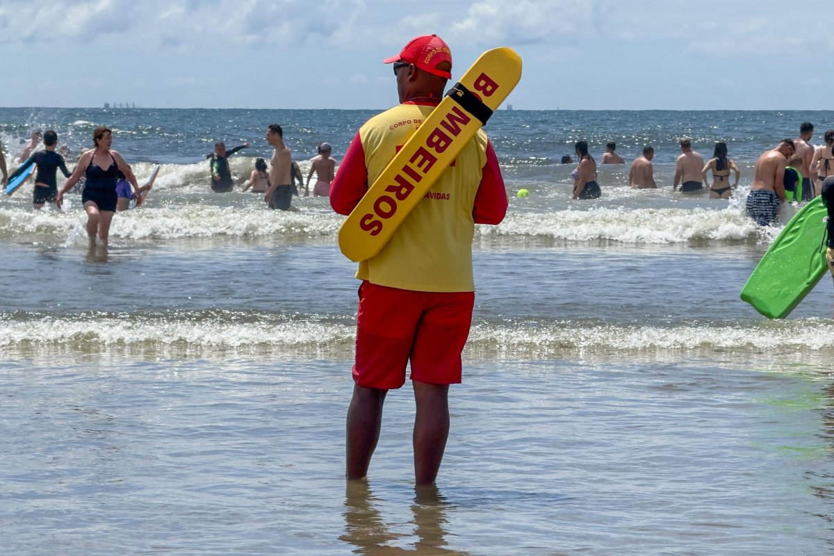 Corpo de Bombeiros tem mais de 600 profissionais destacados para o verão paranaense.
