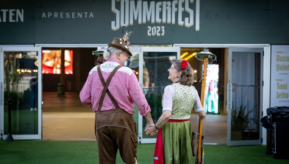 Oktoberfest fora de época em Blumenau mescla tradição germânica com pagode