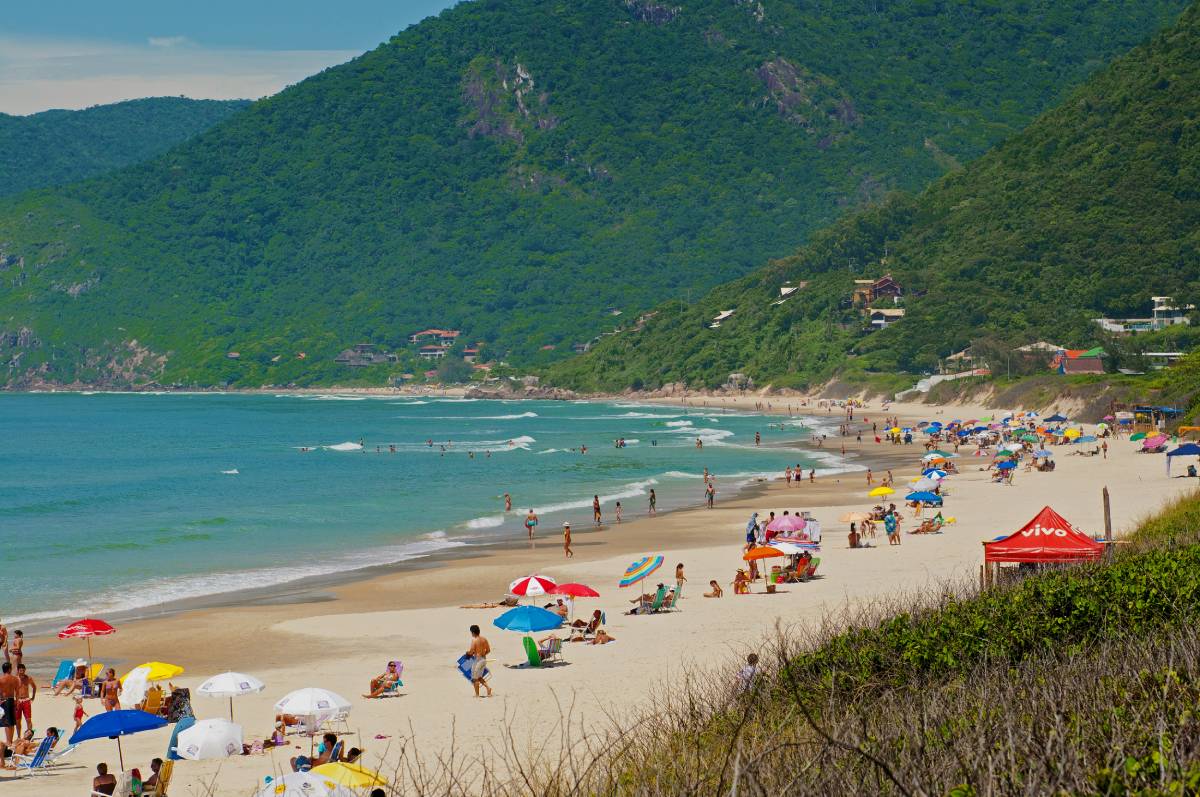 Enquanto Florianópolis vê os números encolherem, outros destinos ganharam relevância na rota dos estrangeiros.