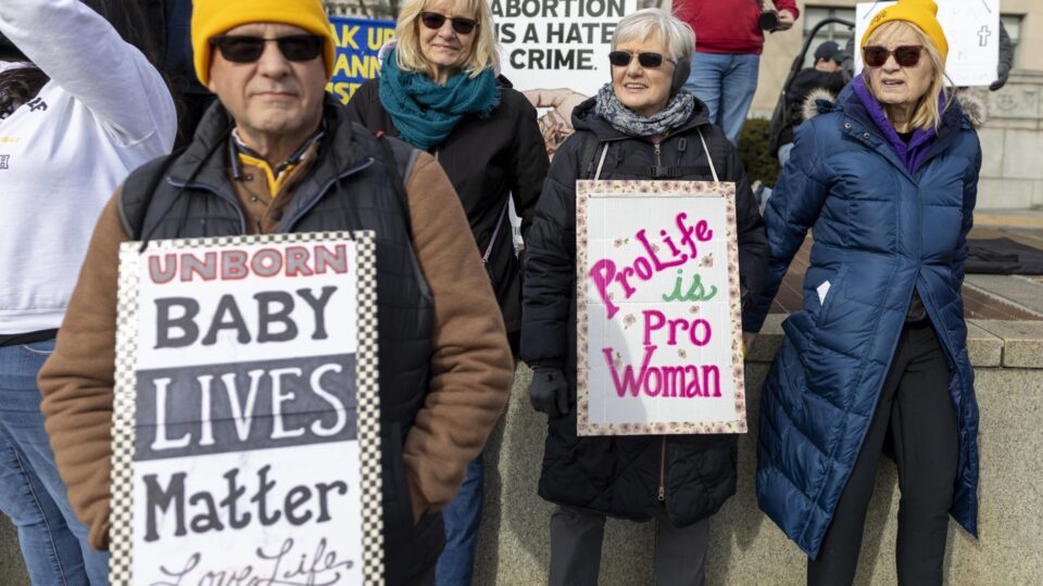 Marcha contra o aborto leva multidão a Washington e recebe apoio de Trump e do papa