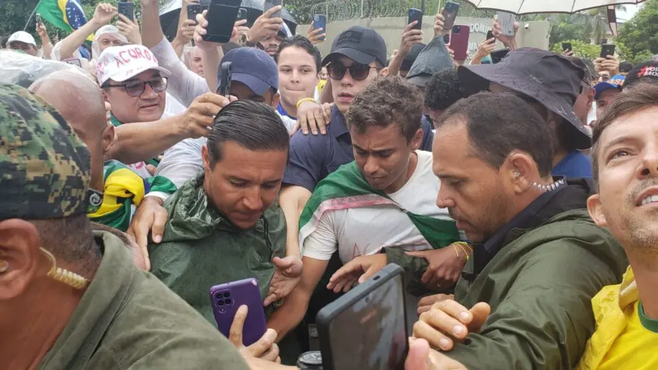 Deputado Nikolas Ferreira (PL-MG) é cercado por apoiadores durante a Caminhada pela Liberdade