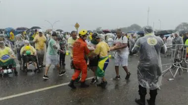 Pessoas passam mal após a queda de um raio durante ato da Caminhada da Liberdade
