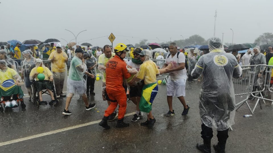Descarga elétrica deixa feridos na manifestação em Brasília