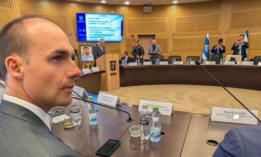 Eduardo Bolsonaro discursa em evento contra antissemitismo no Parlamento de Israel