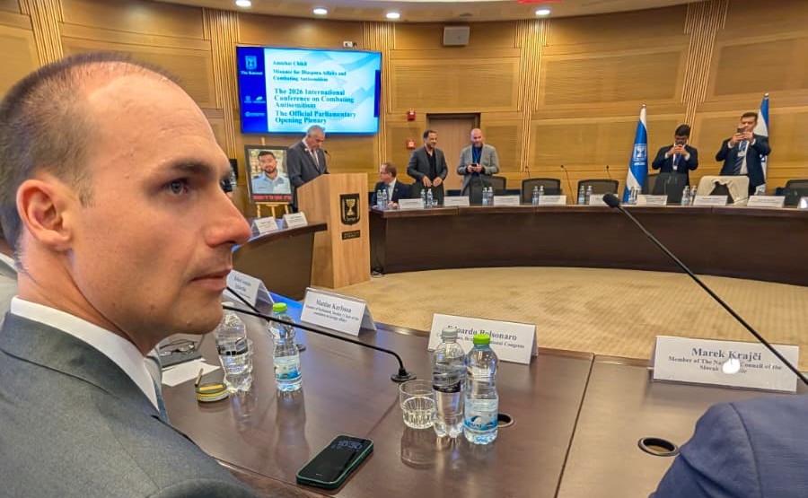 Eduardo Bolsonaro discursa no Parlamento de Israel