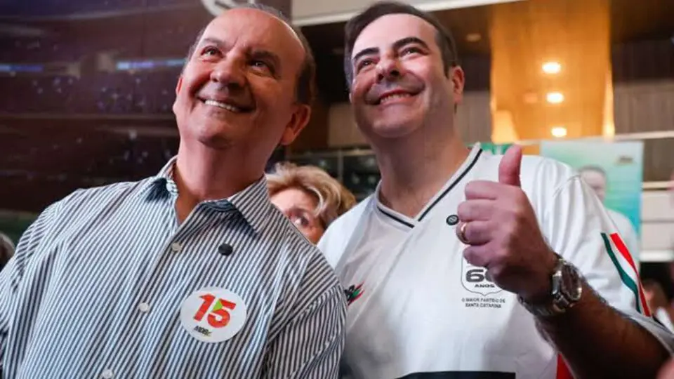 governador Jorginho Mello à esquerda ao lado do presidente do MDB em SC Carlos Chiodini.