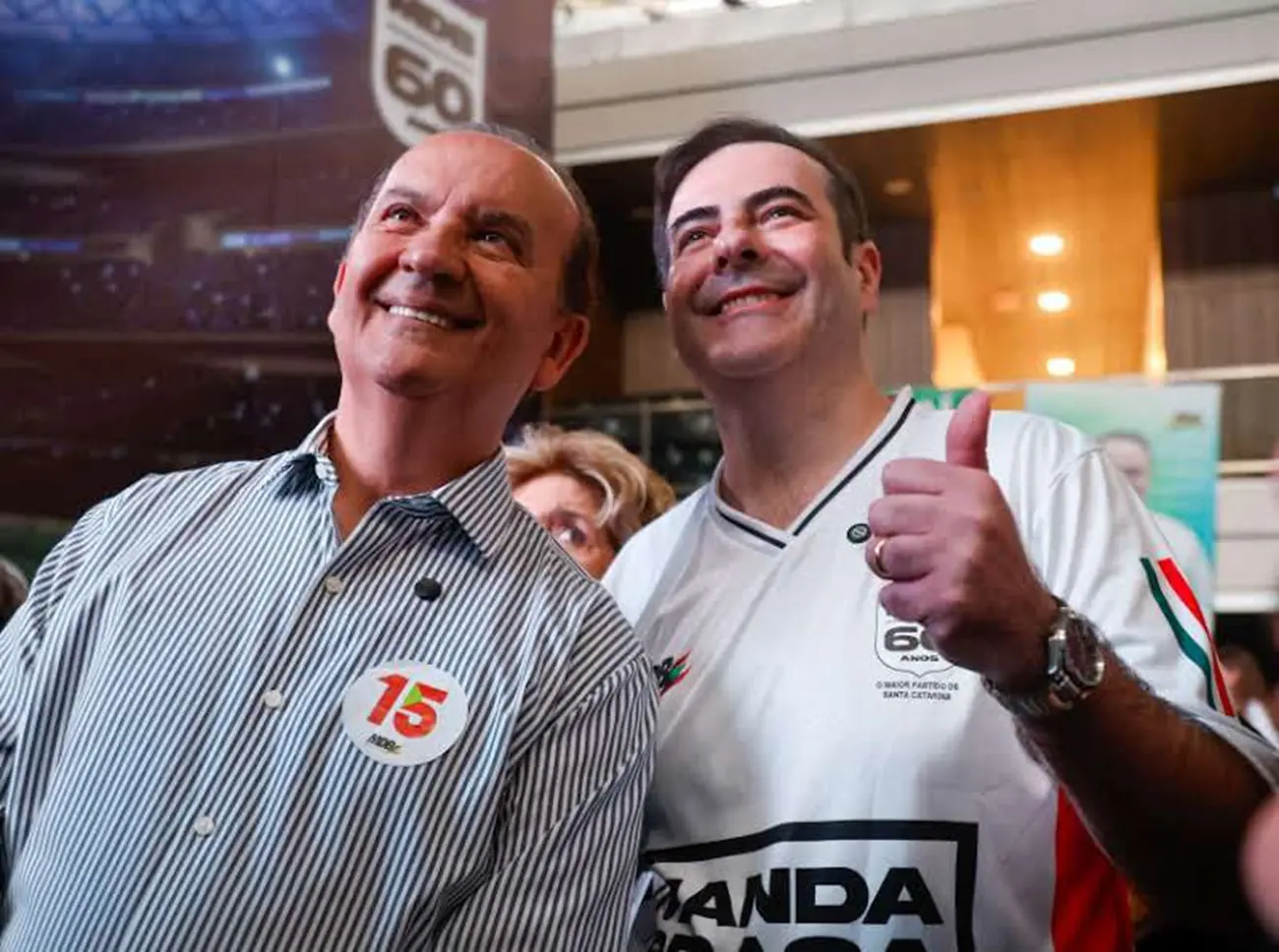 governador Jorginho Mello à esquerda ao lado do presidente do MDB em SC Carlos Chiodini.