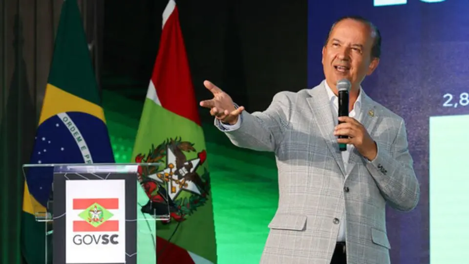 O governador Jorginho Mello (PL-SC) pegou os emedebistas de surpresa após anunciar o prefeito de Joinville, Adriano Silva (Novo-SC), como vice em sua chapa para concorrer à reeleição nas eleições de 2026.