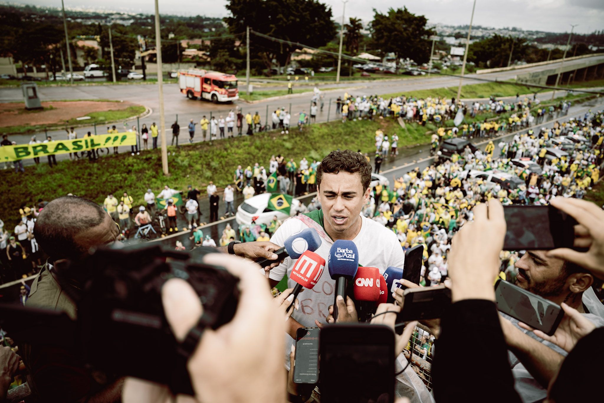 Liderança: Nikolas Ferreira fala com a imprensa em ato de encerramento da “caminhada da liberdade”. Deputado foi cotado por Janaína Paschoal como nome para “derrotar o lulismo” em eventual candidatura à Presidência.
