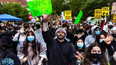 Estudantes universitários pró-Palestina protestam em Washington: resultado da atuação de redes internacionais ligadas ao Hamas e outros grupos extremistas