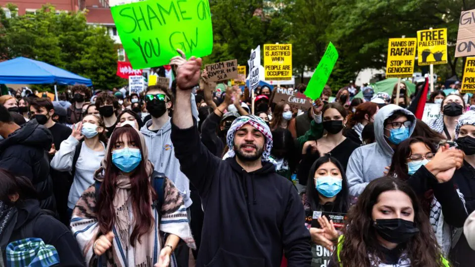 Estudantes universitários pró-Palestina protestam em Washington: resultado da atuação de redes internacionais ligadas ao Hamas e outros grupos extremistas