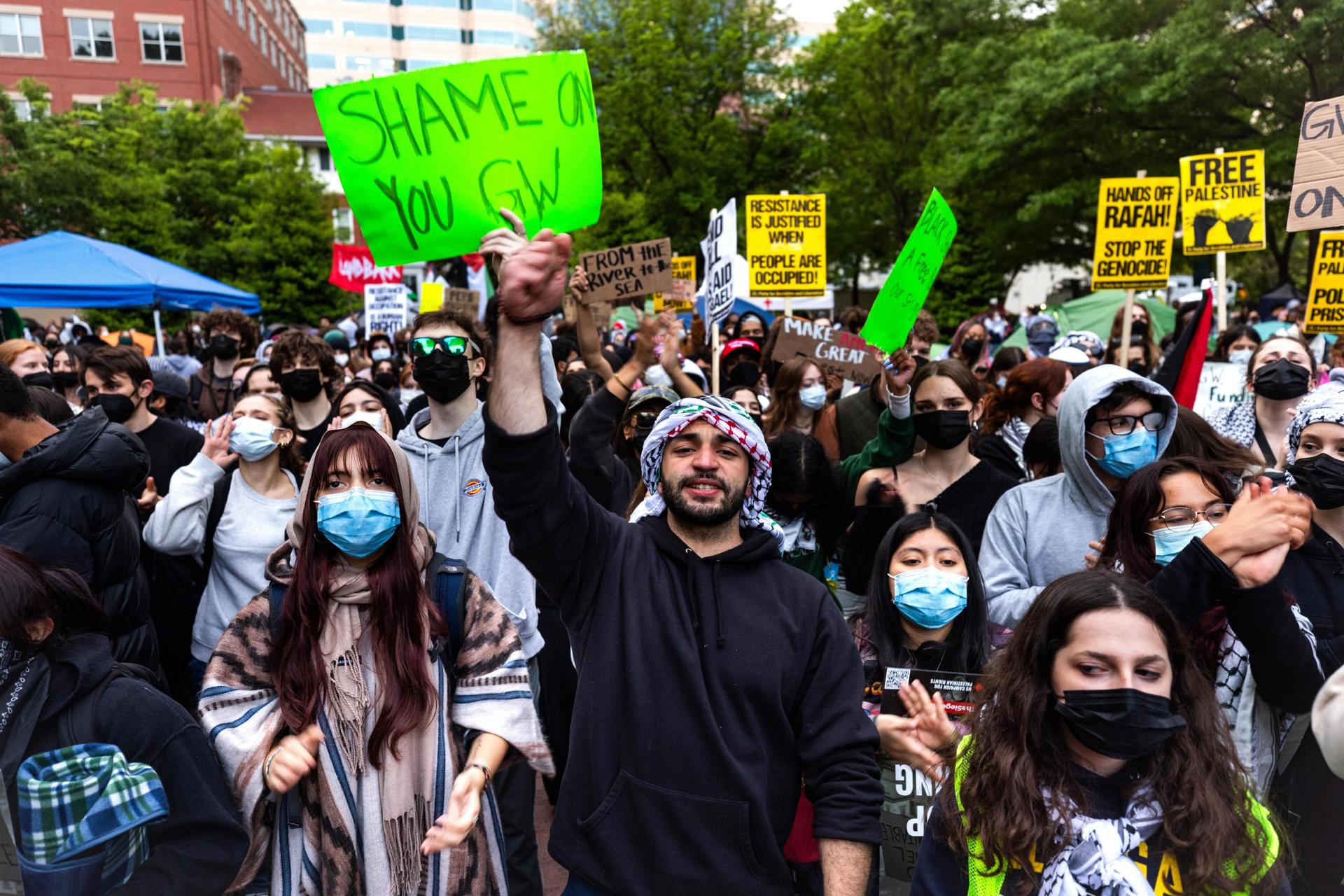 Estudantes universitários pró-Palestina protestam em Washington: resultado da atuação de redes internacionais ligadas ao Hamas e outros grupos extremistas