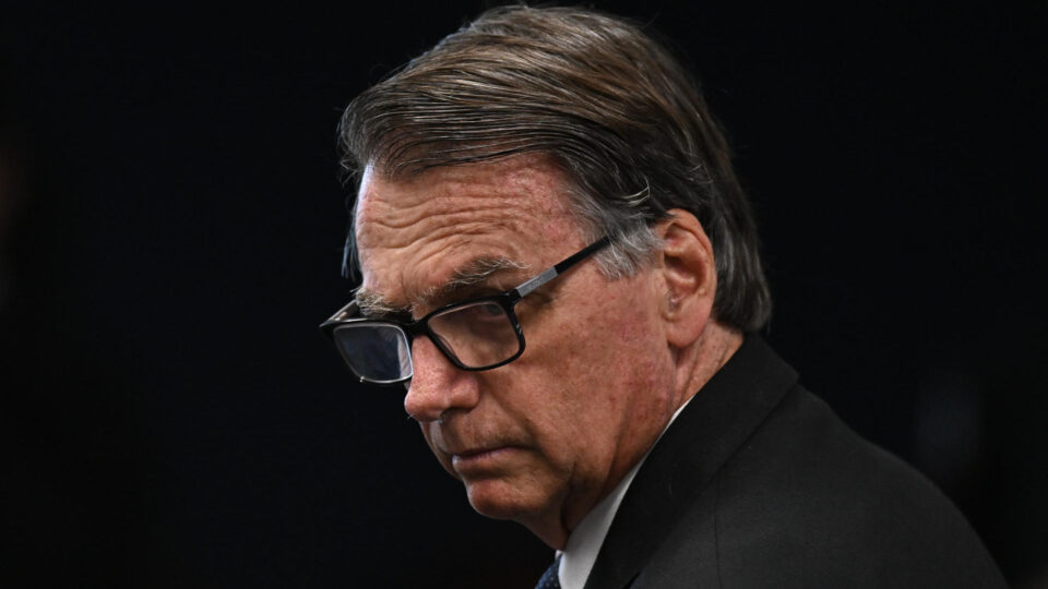 Bolsonaro pede autorização para receber padre na Papudinha