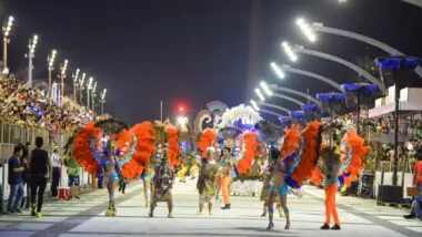 Carnaval de Encarnación celebra 100 anos e atrai milhares ao maior evento do Paraguai