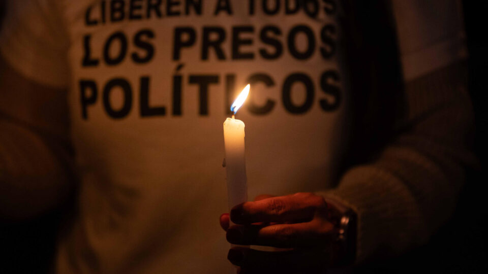 Venezuela liberta adolescente condenado por ter imagens críticas a Maduro no celular