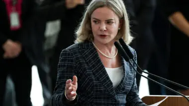 Gleisi diz que deve ser substituída por ex-número 2 de Padilha no governo