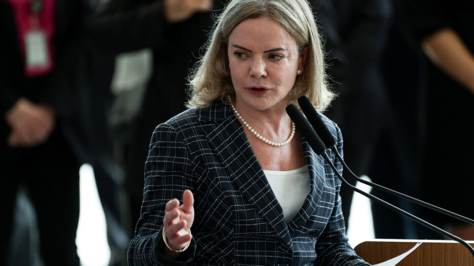 Gleisi diz que deve ser substituída por ex-número 2 de Padilha no governo