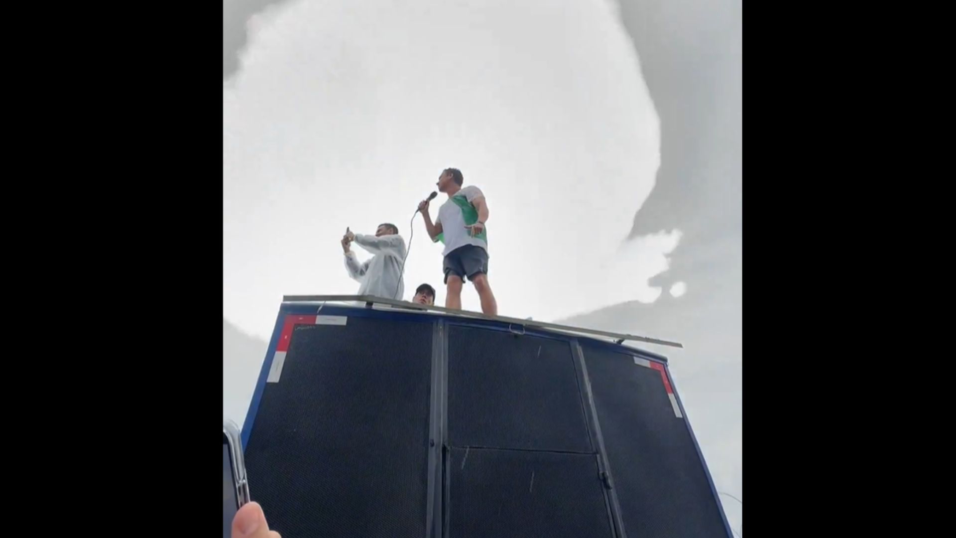 Nikolas sob uma luz supostamente divina.