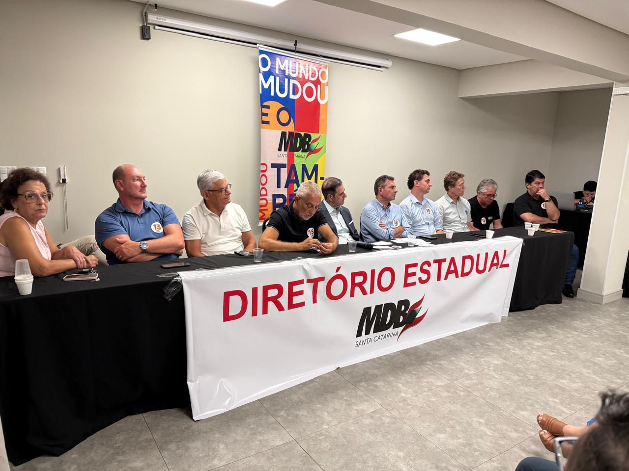 Reunião do diretório estadual do MDB, em Florianópolis, definiu o rompimento com o governo de Santa Catarina e o início da construção de um projeto próprio para 2026.