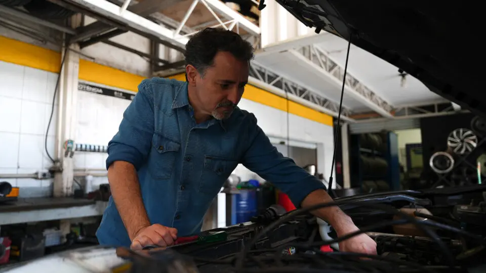 Maurício Rocha, especialista em diagnóstico automotivo há 35 anos, explica como o verão aumenta panes e o que revisar antes de viajar.