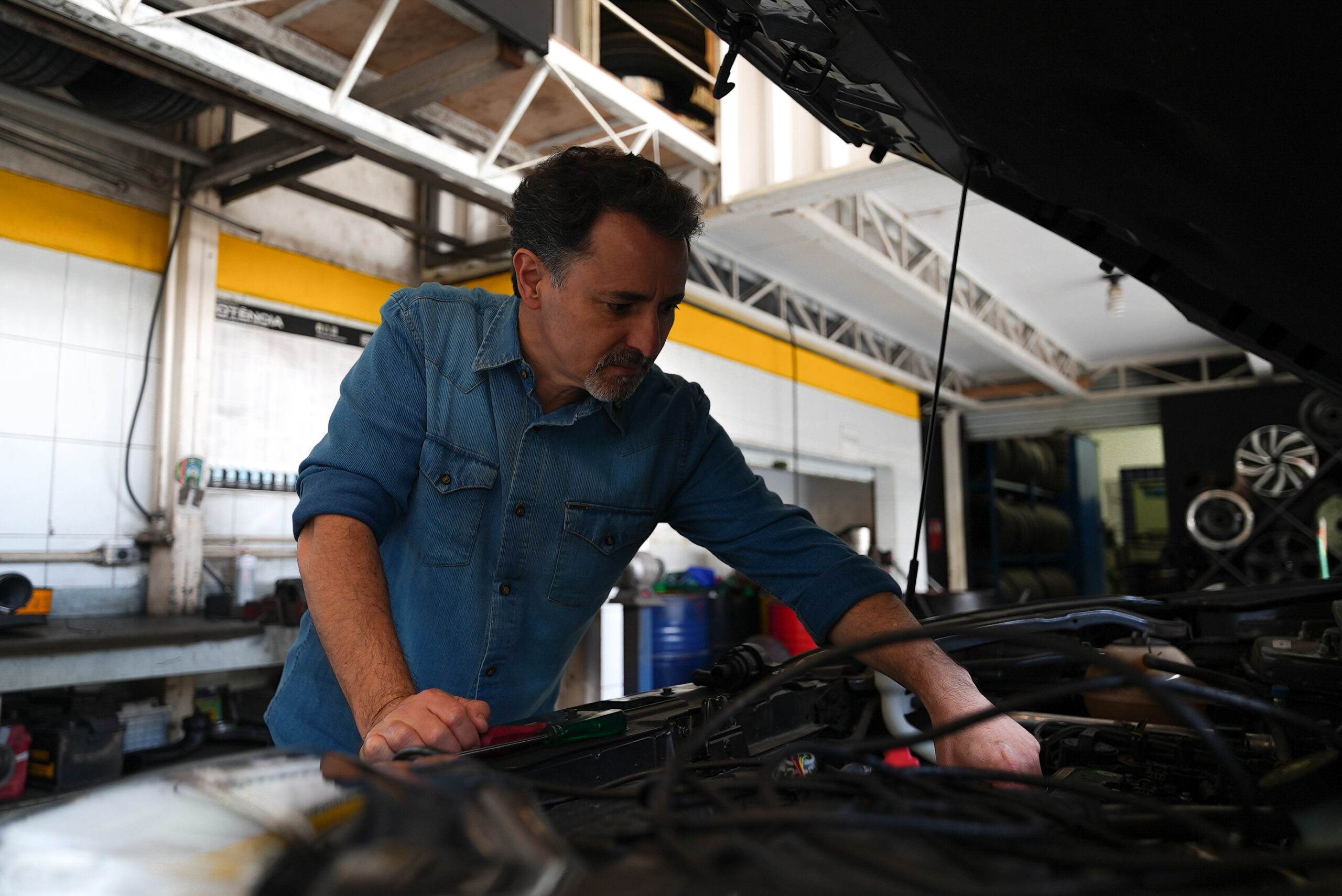 Maurício Rocha, especialista em diagnóstico automotivo há 35 anos, explica como o verão aumenta panes e o que revisar antes de viajar.