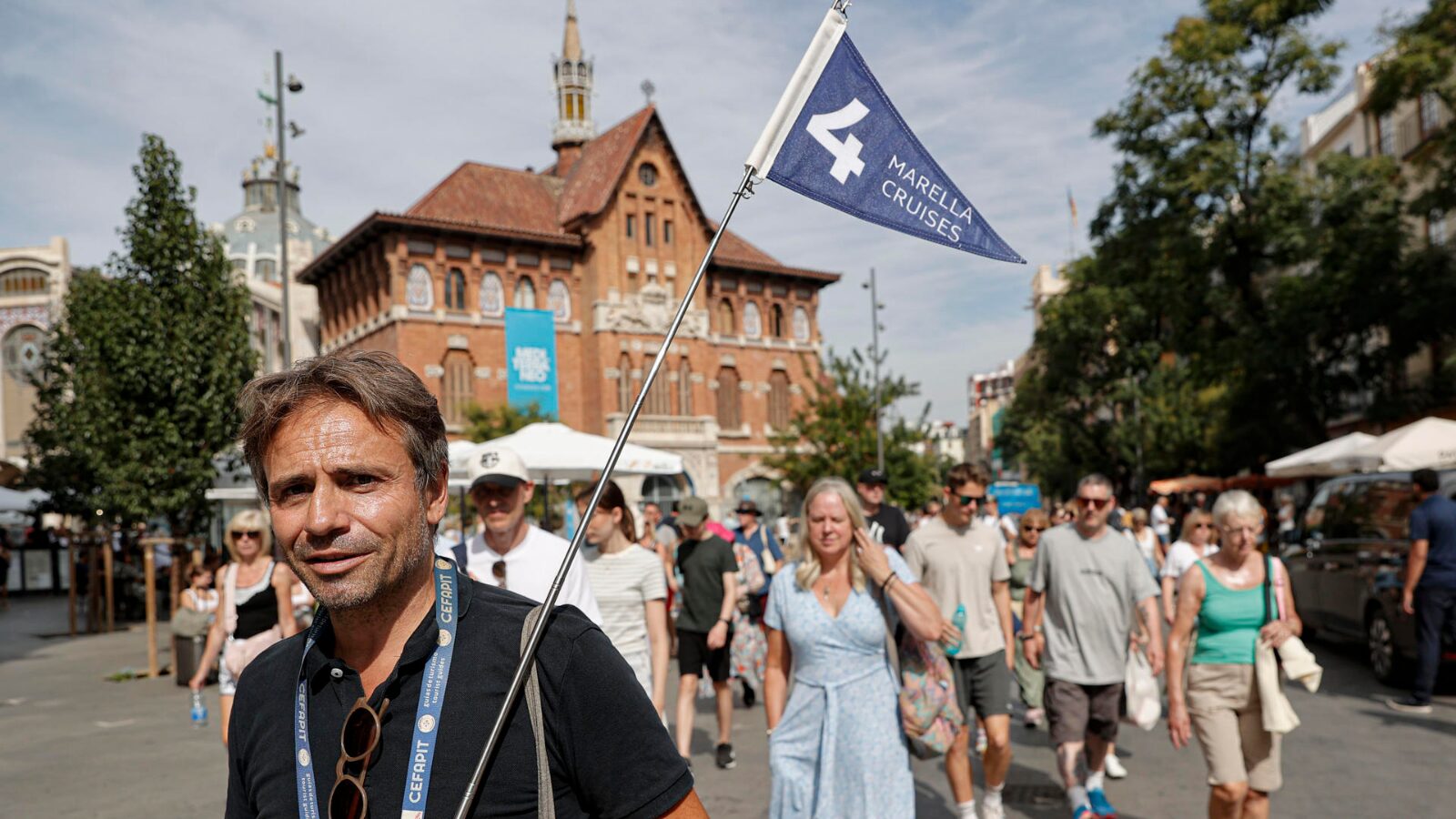Guia lidera grupo de turistas em Valência: culpados pela alta no preço dos imóveis?