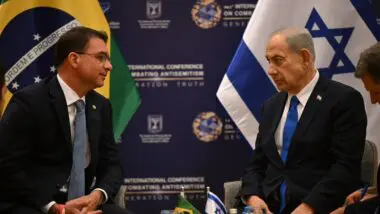 Campanha externa: Flávio Bolsonaro em encontro com Benjamin Netanyahu, em Israel. Senador foi escolhido por seu pai, o ex-presidente Jair Bolsonaro, como seu substituto nas eleições de 2026.