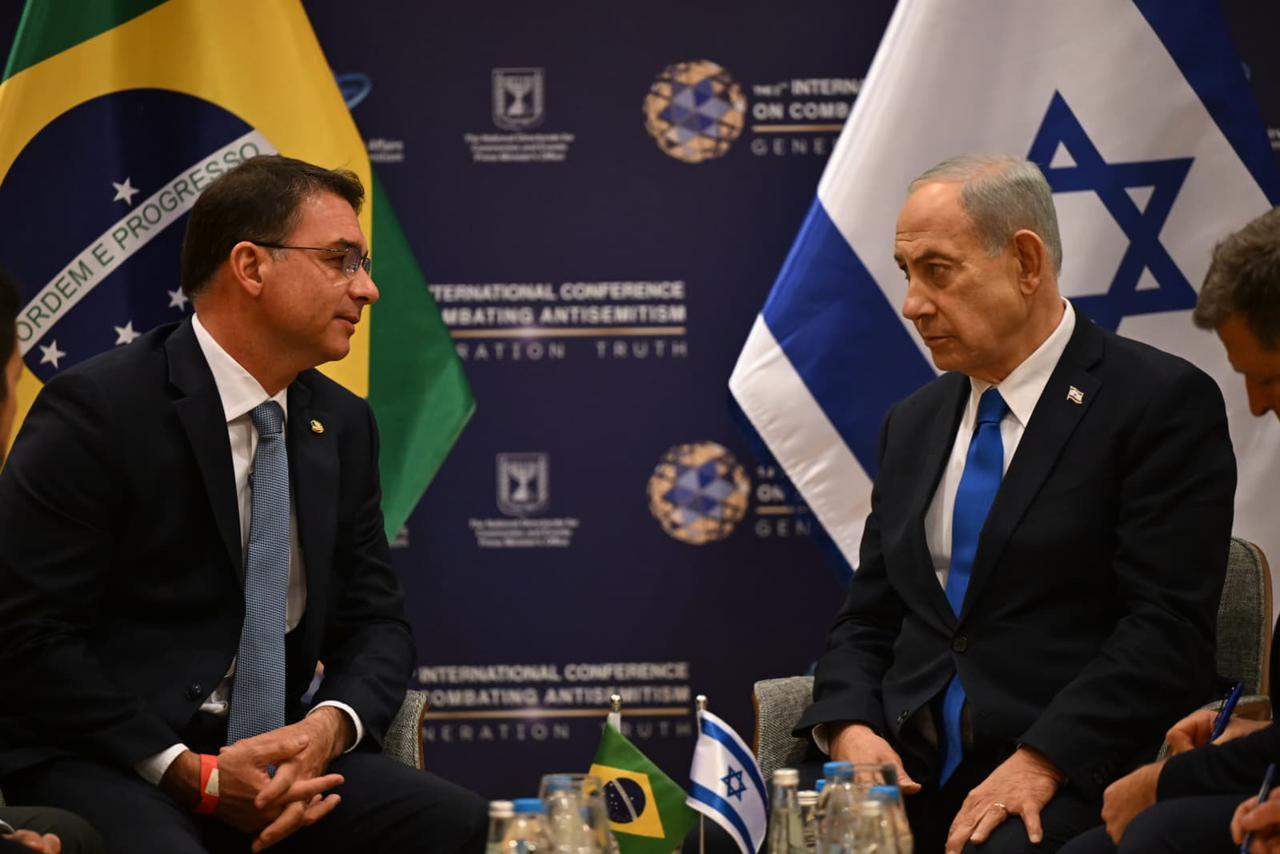 Campanha externa: Flávio Bolsonaro em encontro com Benjamin Netanyahu, em Israel. Senador foi escolhido por seu pai, o ex-presidente Jair Bolsonaro, como seu substituto nas eleições de 2026.