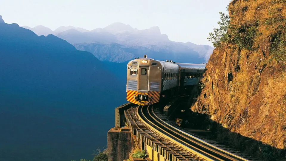 Passeio ferroviário entre Curitiba e Morretes, que se tornou destaque na Alemanha, atrai turistas em busca de natureza, cultura e história no Paraná.